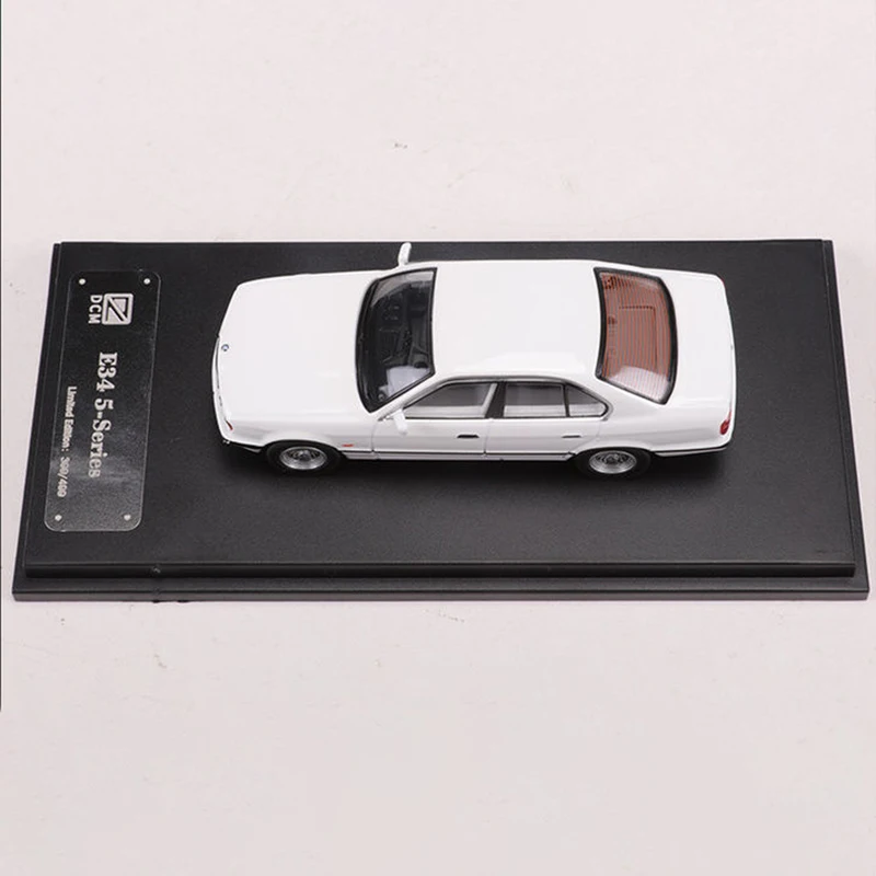 Diecast 1/64 Scale BMW 7 Series E32 E34 Car Model Alloy BMW E32 E34 Classic Car Model Collection Ornaments