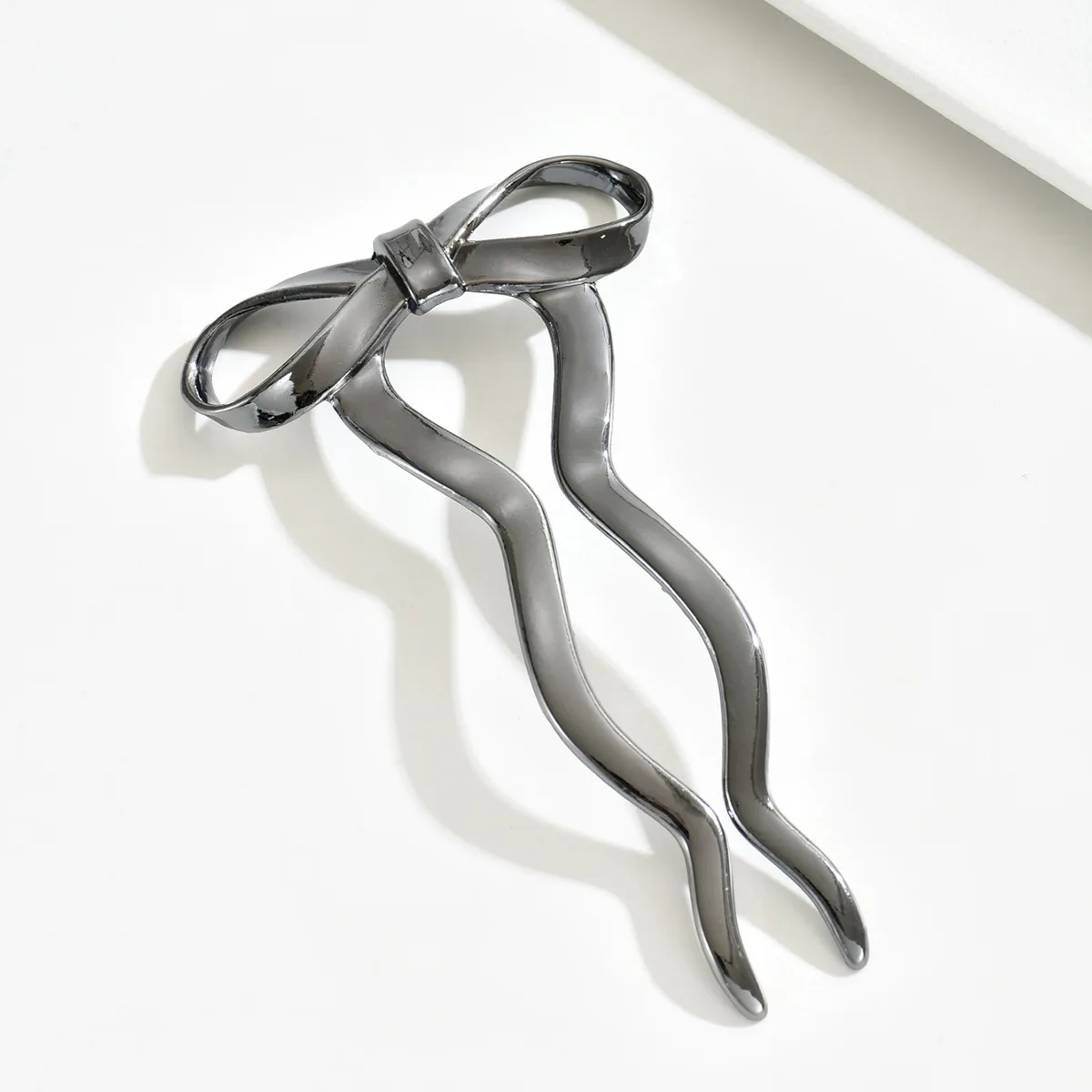 Pince à cheveux élégante avec nœud doré, support minimaliste en épingle à cheveux en métal, bâton à cheveux en forme de U de Style français pour femmes