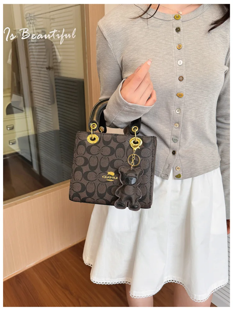 Luxuriöse Damenhandtasche im Vintage-Stil mit klassischem Monogramm, modische Designer-Tragetasche mit Bären-Anhänger für den Alltag und Verabredungen – Detail 11