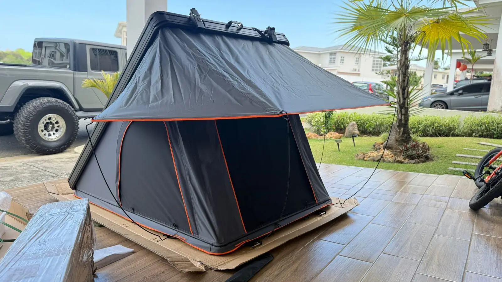 Custom Ultra Thin Light Weight Rooftop Tent Aluminum Camping Car Roof Tent 4 People Hard Shell Roof Top Tent for Car