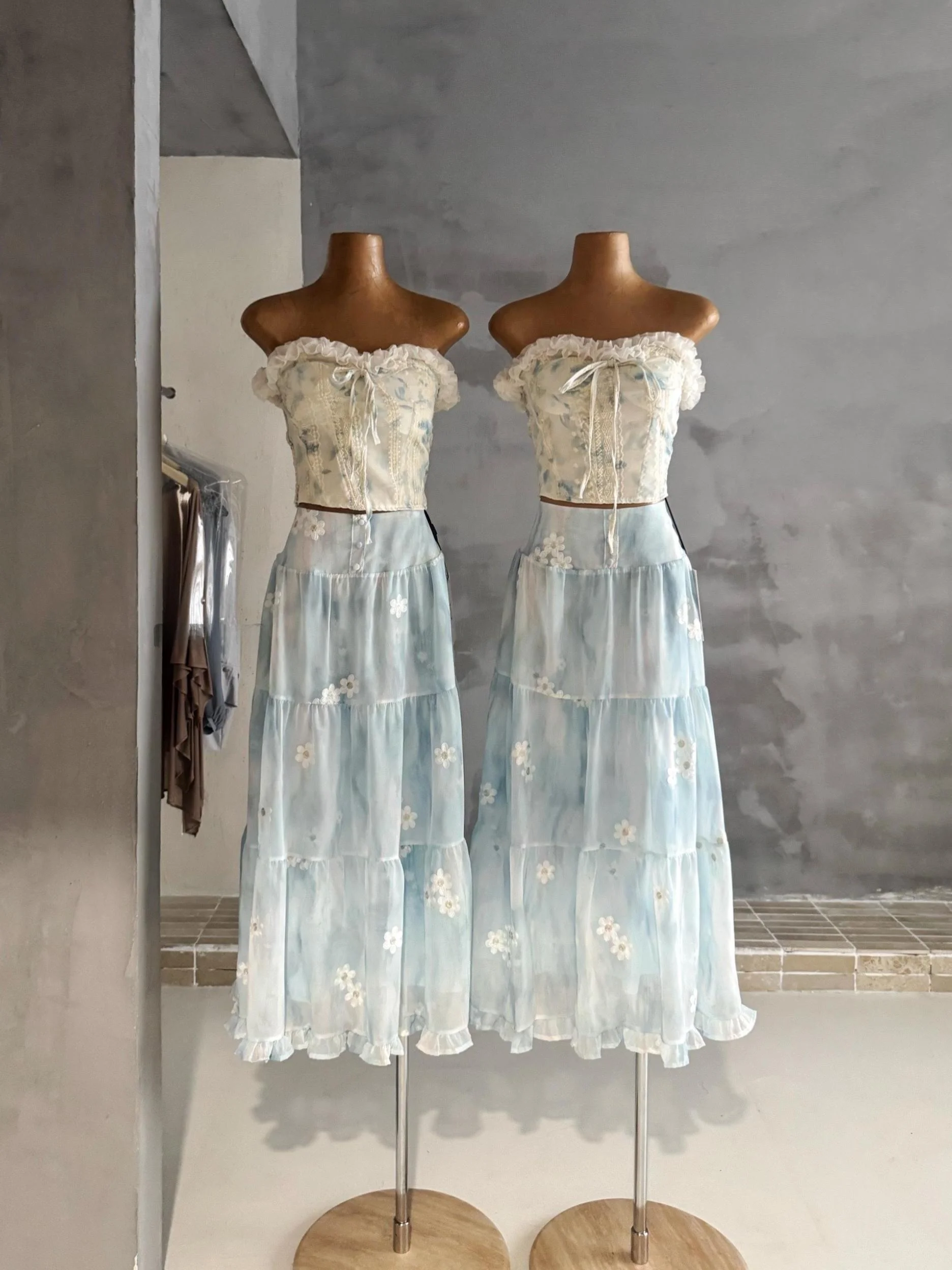 

Elegant Floral Lace Trim Halter Vest Long Skirt Set Women's Summer Fashion Two-Piece Outfit Blue Flower Print Sleeveless Dress