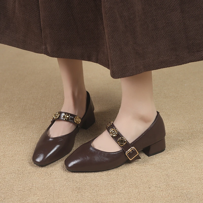 حذاء فردي بإبزيم معدني وحزام واحد، حذاء جديد بمقدمة مربعة وفم ضحل وكعب منخفض للخريف