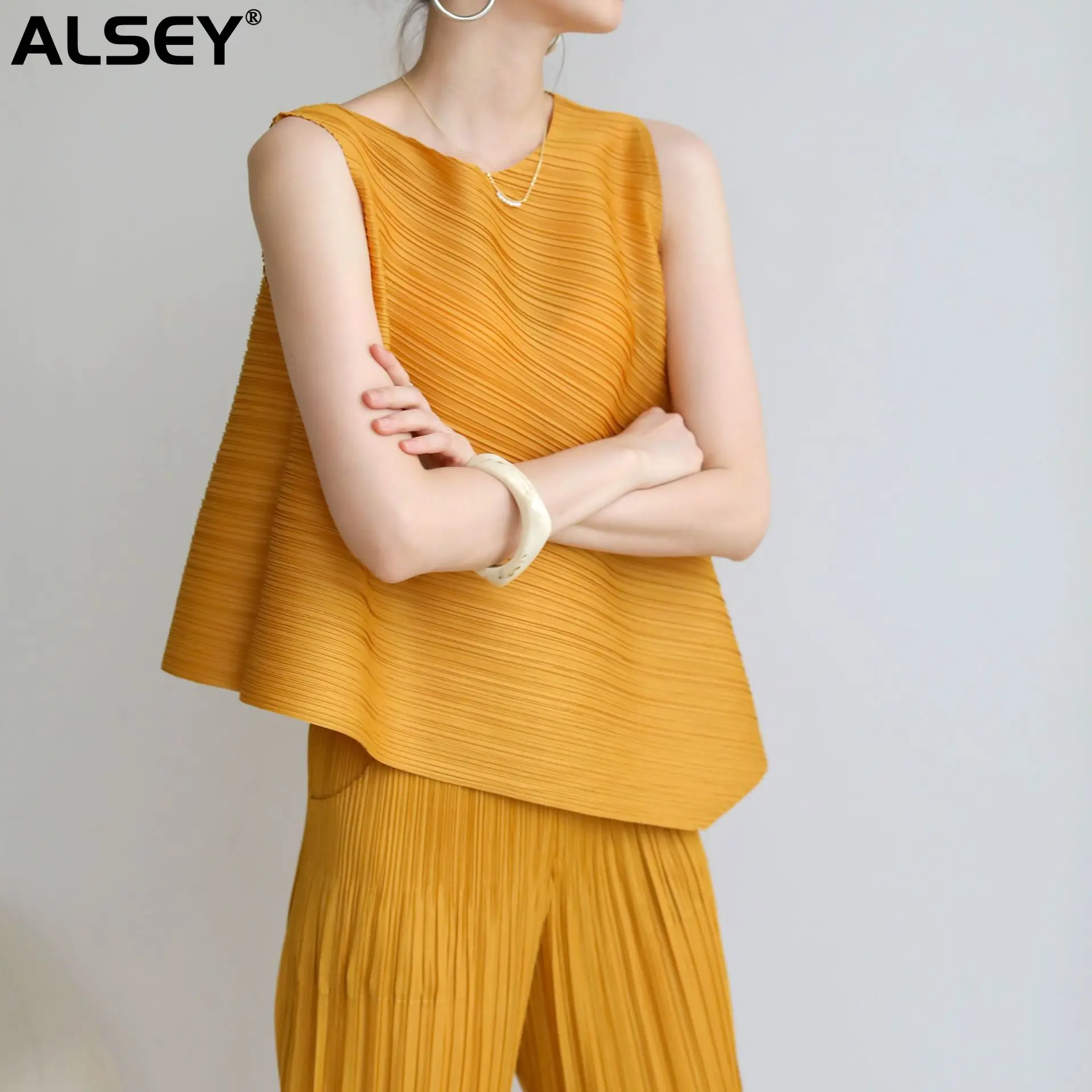 

ALSEY Miyake Pleated Summer Ins Style High-end Fresh Fashion Simple Elegant Temperament Sleeveless Round Neck Top T-shirt