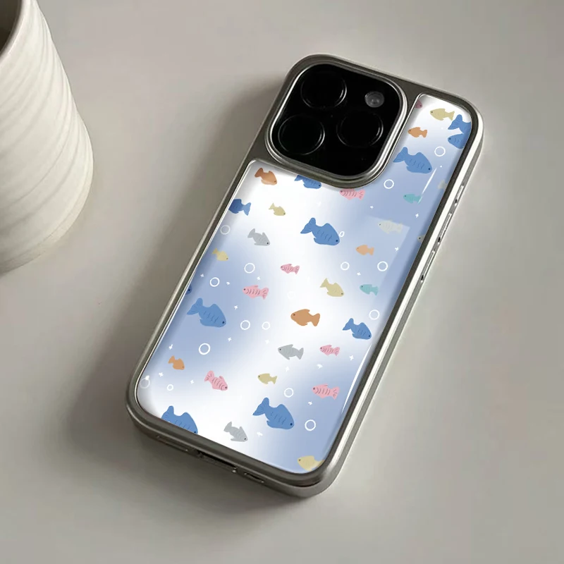 Ins Bunte Schulen von Fischen auf der Meeresboden-Hydrogel-Rückplatte, silberner Rand, stoßfeste Handyhülle für iPhone 17, 16, 15, 14 Pro M