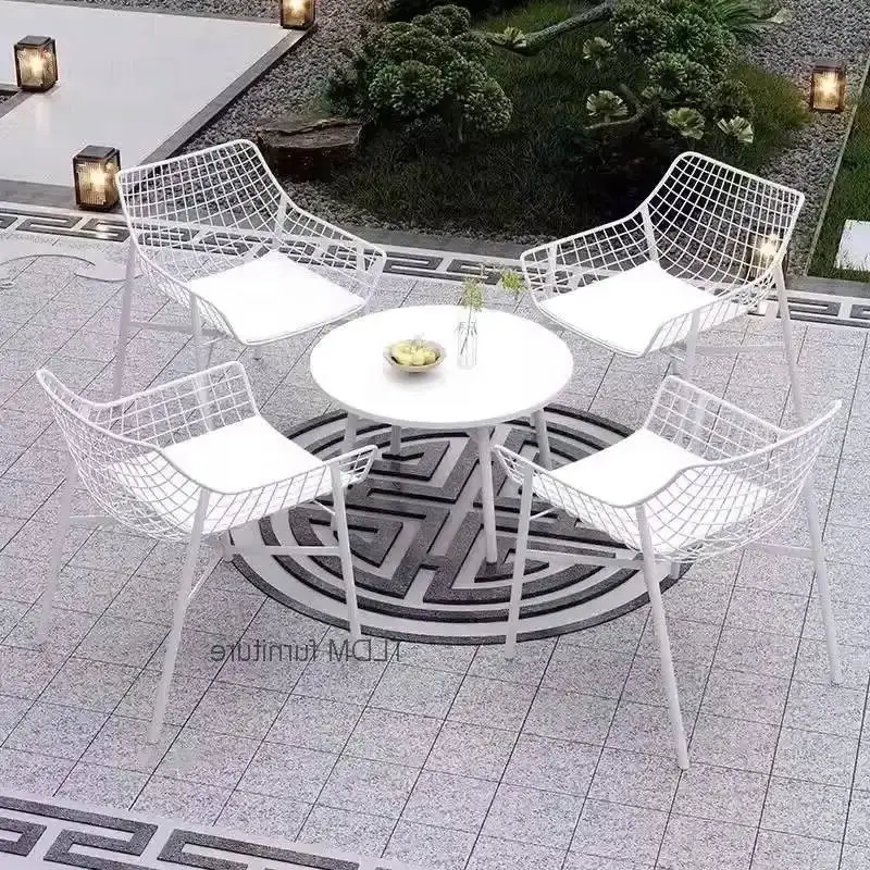 Koffie Eenvoudig tuinmeubilair voor achterwinkel Moderne holle stoelen Creatief commercieel metalen meubilair voor buitendak
