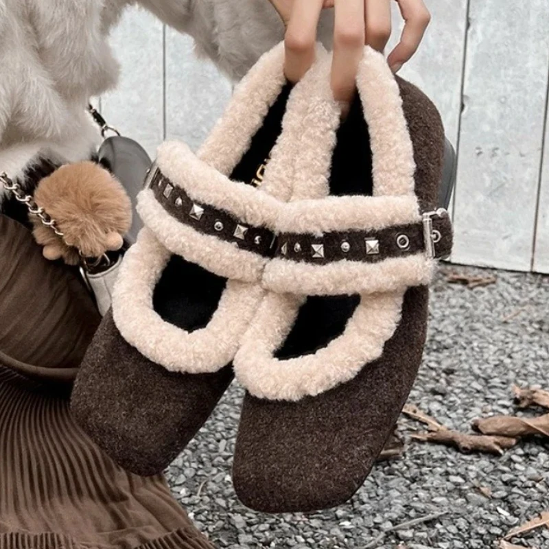 

Зимние теплые пушистые туфли Мэри Джейн для женщин, модная дизайнерская обувь с квадратным носком и заклепками и пряжкой, удобная повседневная обувь на массивном каблуке