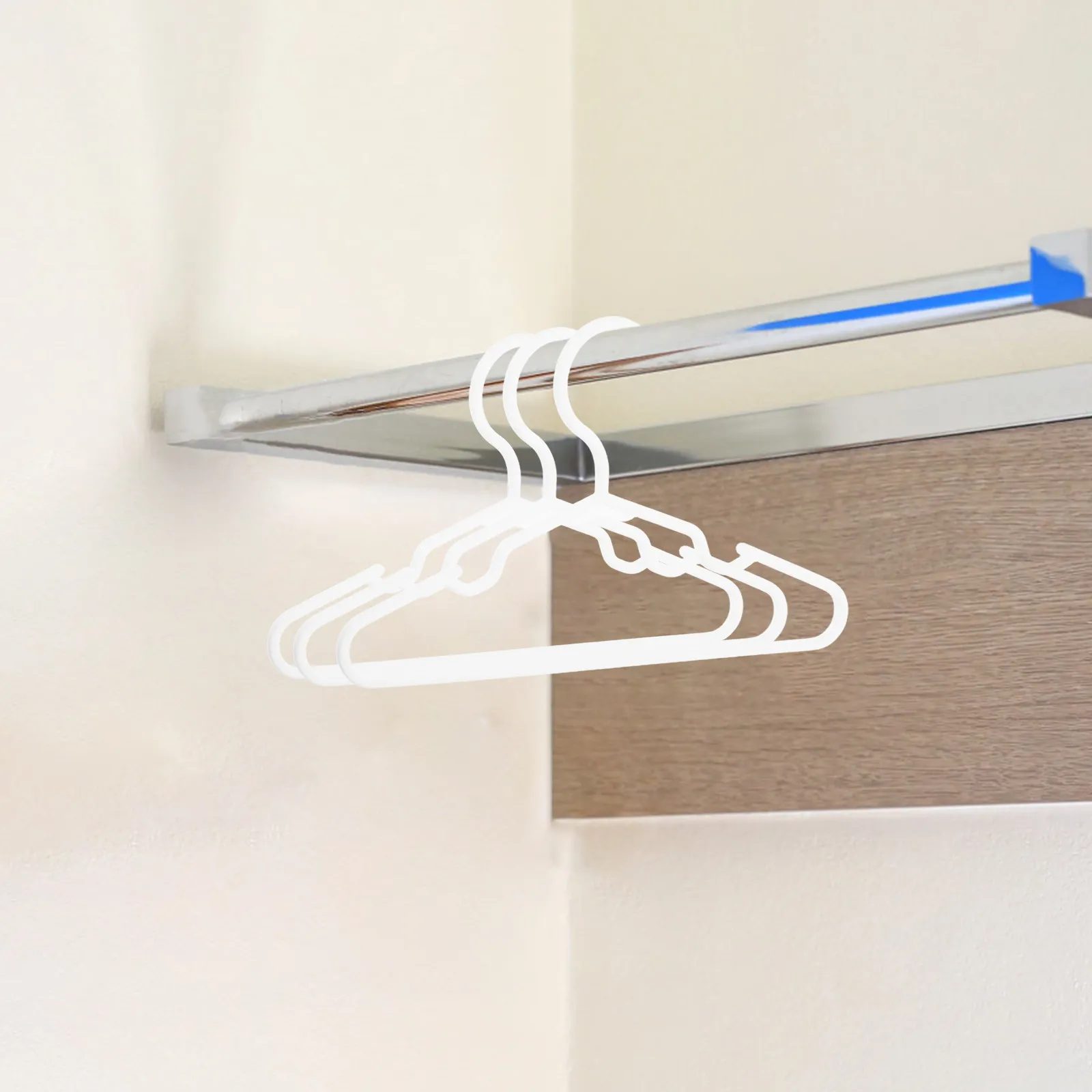 

50 шт. пластиковых белых вешалок для одежды, нескользящие, для шкафа, для экономии места в прачечной, органайзеры