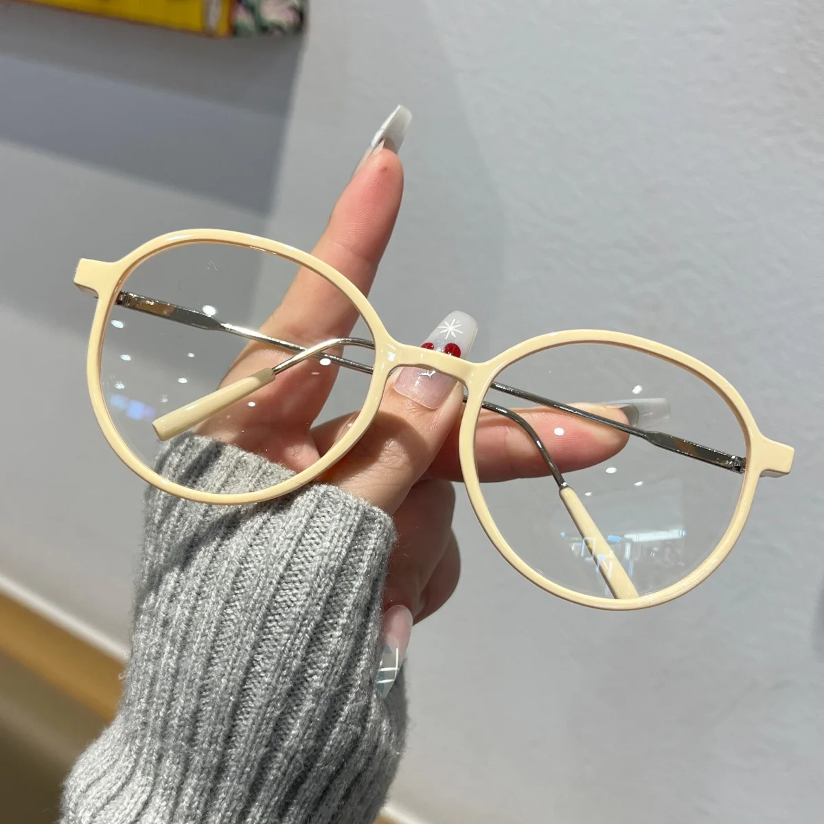 1PC Women’s Flat Glasses, New Round Frame, Simple and Elegant Design, Perfect for Enhancing Face Shape, Stylish and Versati