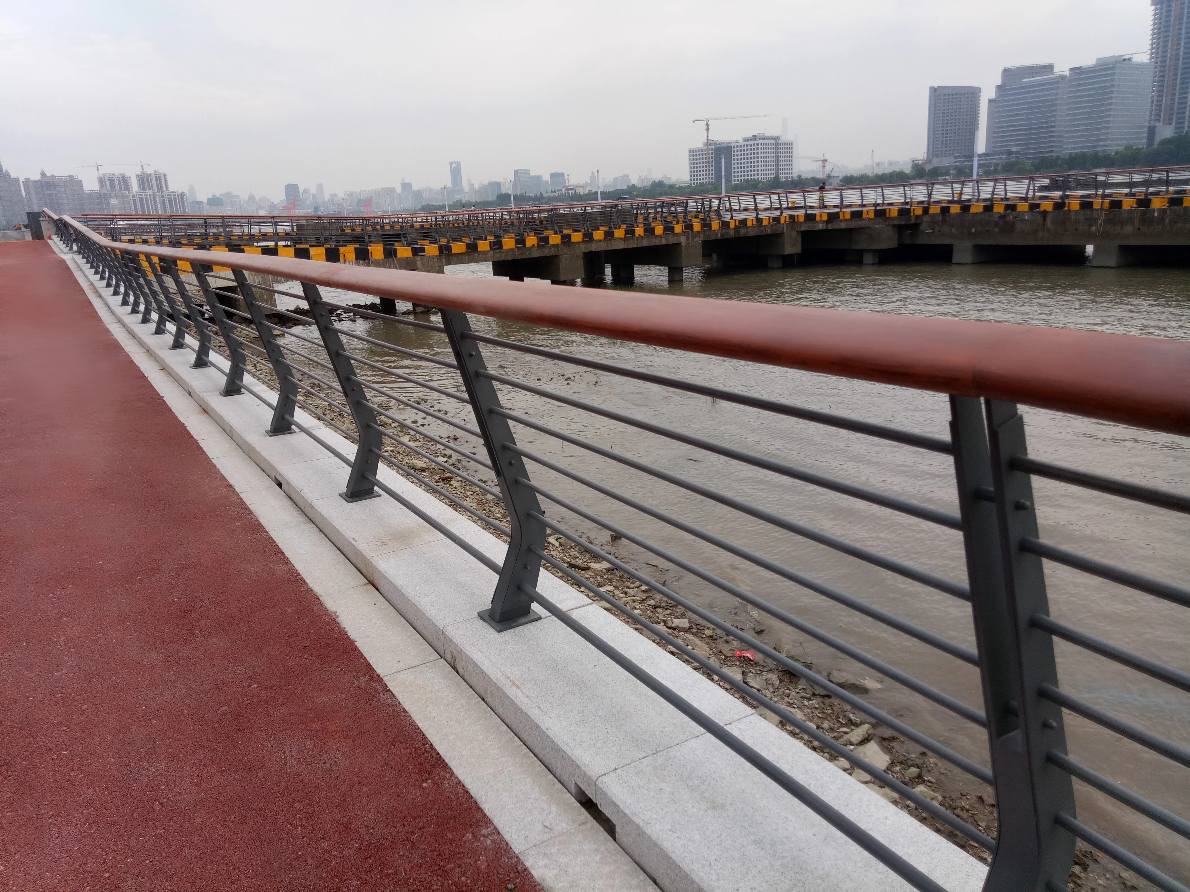 درابزين خشبي مخصص، درابزين الجسر، حاجز نهر منطقة المناظر الطبيعية الخلابة، الشركة المصنعة للحاجز المضاد للتصادم