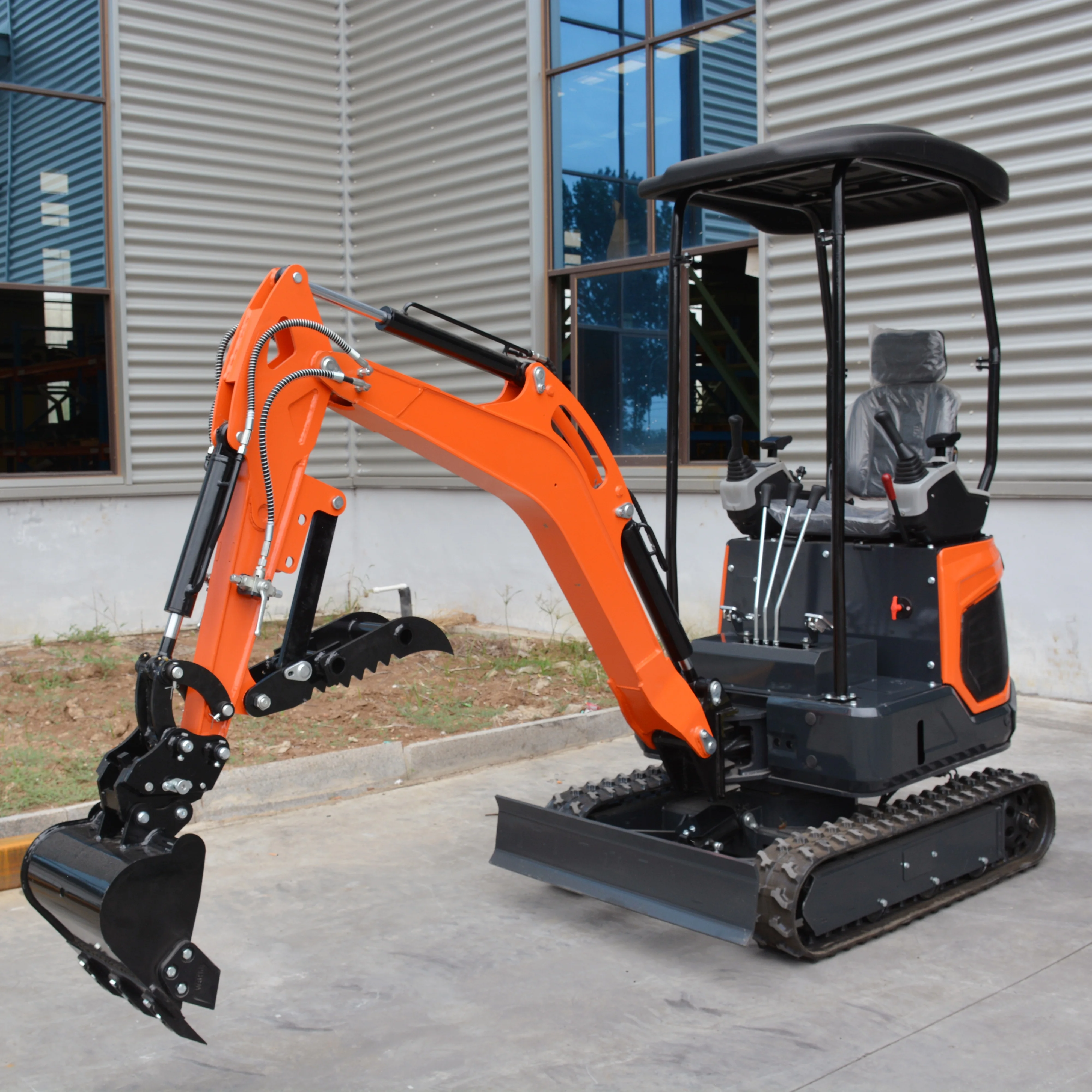 الحفارة الصغيرة المجنزرة الجديدة كليًا عبارة عن حفارة متعددة الوظائف بقوة قوية مناسبة لتحريك الأرض والزراعة