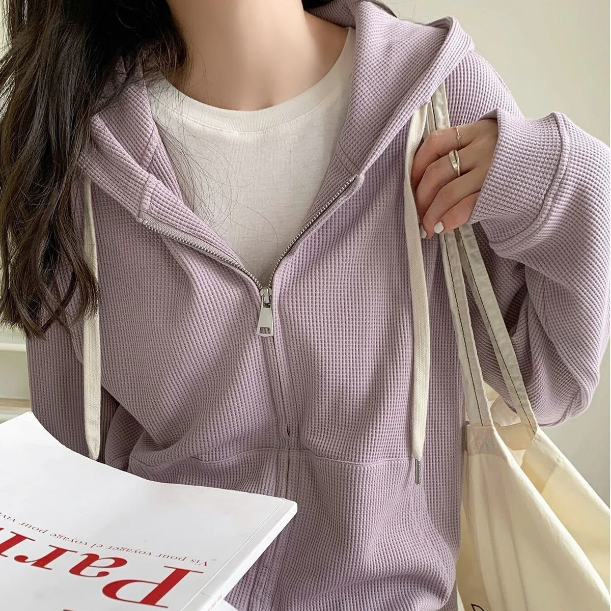 

Новинка 2023 года, весенне-осенняя повседневная одежда для девочек, коллекция модных тенденций, универсальная вафельная куртка с капюшоном для ленивого ветра