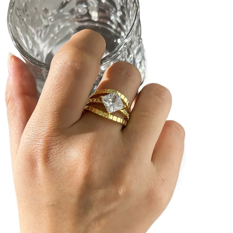 Bagues ovales vertes incrustées de diamants incrustés de style palais rétro pour femmes, bague classique de luxe légère et unique, bijoux de banquet