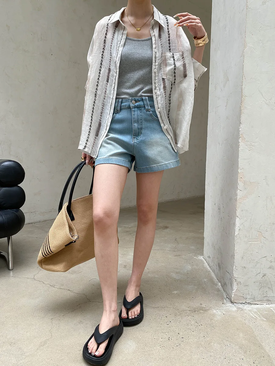 Sommerliche Damen-Casual-Shorts aus Denim in einfarbigem Design mit weitem Bein und A-Linie, figurschmeichelnd und als Hotpants geeignet. – Detail 3