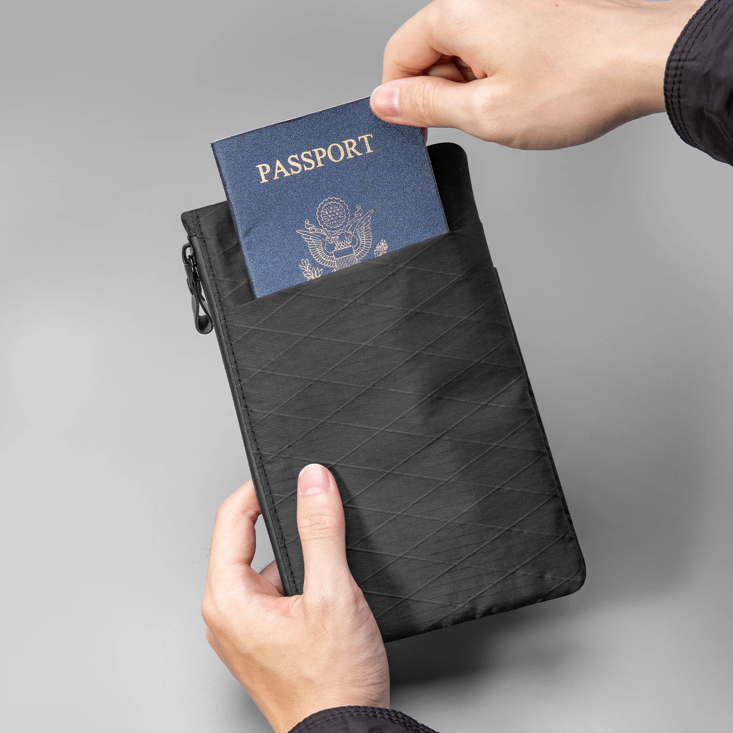 X-pac RFID-blockierende Diebstahlschutz-Geldbörse mit Kartenhalter und Geldfach – X-Pac Reisehandtasche mit Handschlaufe – Detail 4