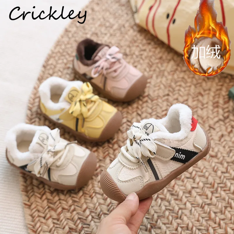 

2025 зимние детские кроссовки из искусственной кожи в стиле пэчворк, плюшевые теплые повседневные туфли на крючках для маленьких мальчиков и девочек, модная мягкая детская обувь для первой прогулки