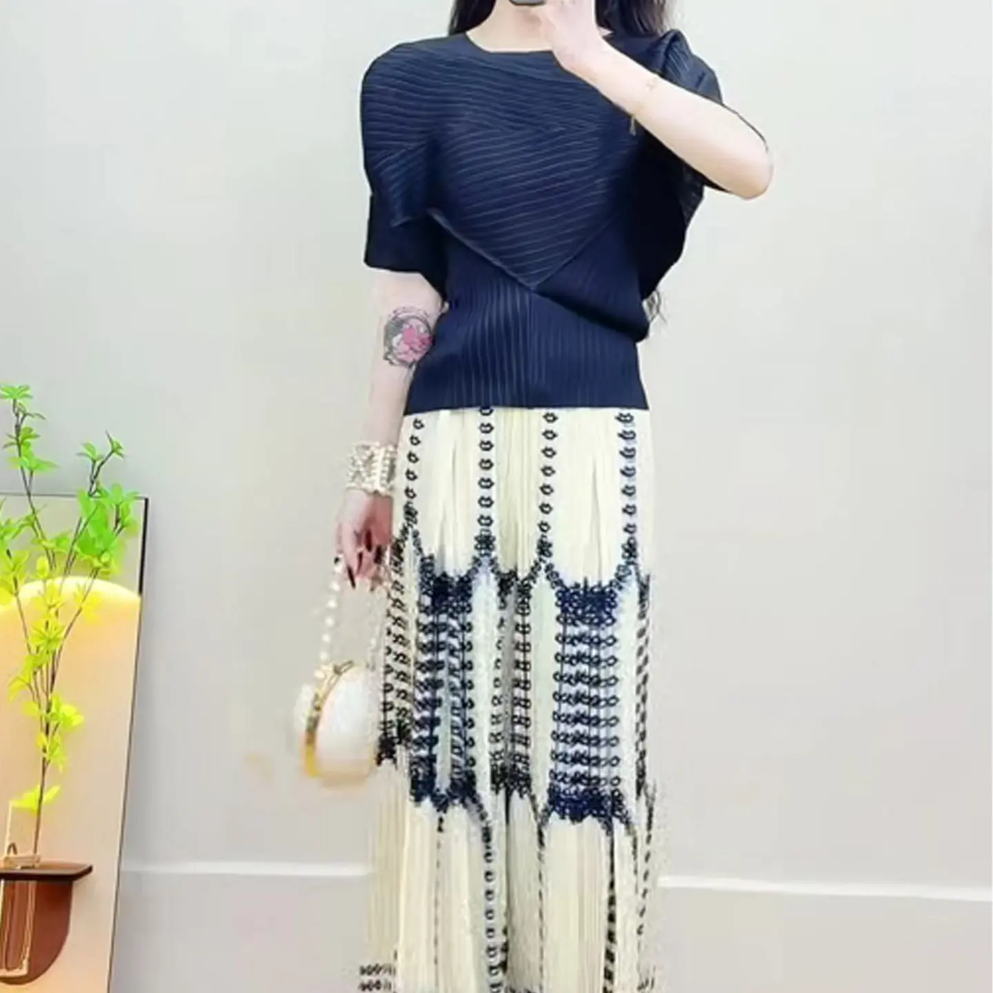 

Модный женский костюм Miyake Pleated 2026: Элегантные брюки с высокой талией и принтом, укороченный топ с коротким рукавом, свободный крой