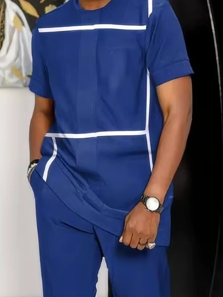 تتميز البدلة الرجالية الصيفية الجديدة لعام 2025 ملابس غير رسمية على الموضة بطباعة مخططة كلاسيكية للشارع، والتي تسمح بمرور الهواء ومريحة