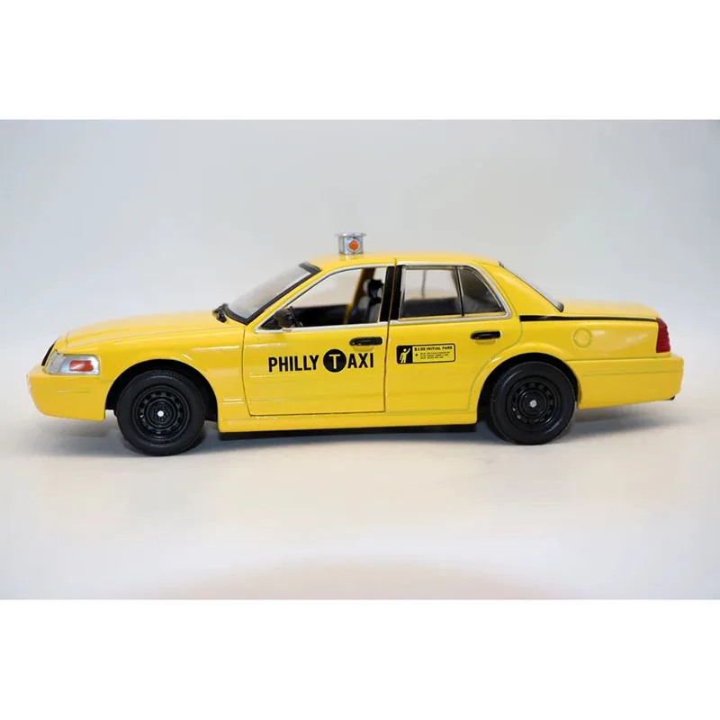 

Масштабная модель автомобиля 1:24 Crown Victoria 1999 года (такси из Филадельфии) из сплава, статическая коллекционная декоративная модель, праздничный сувенир, подарок