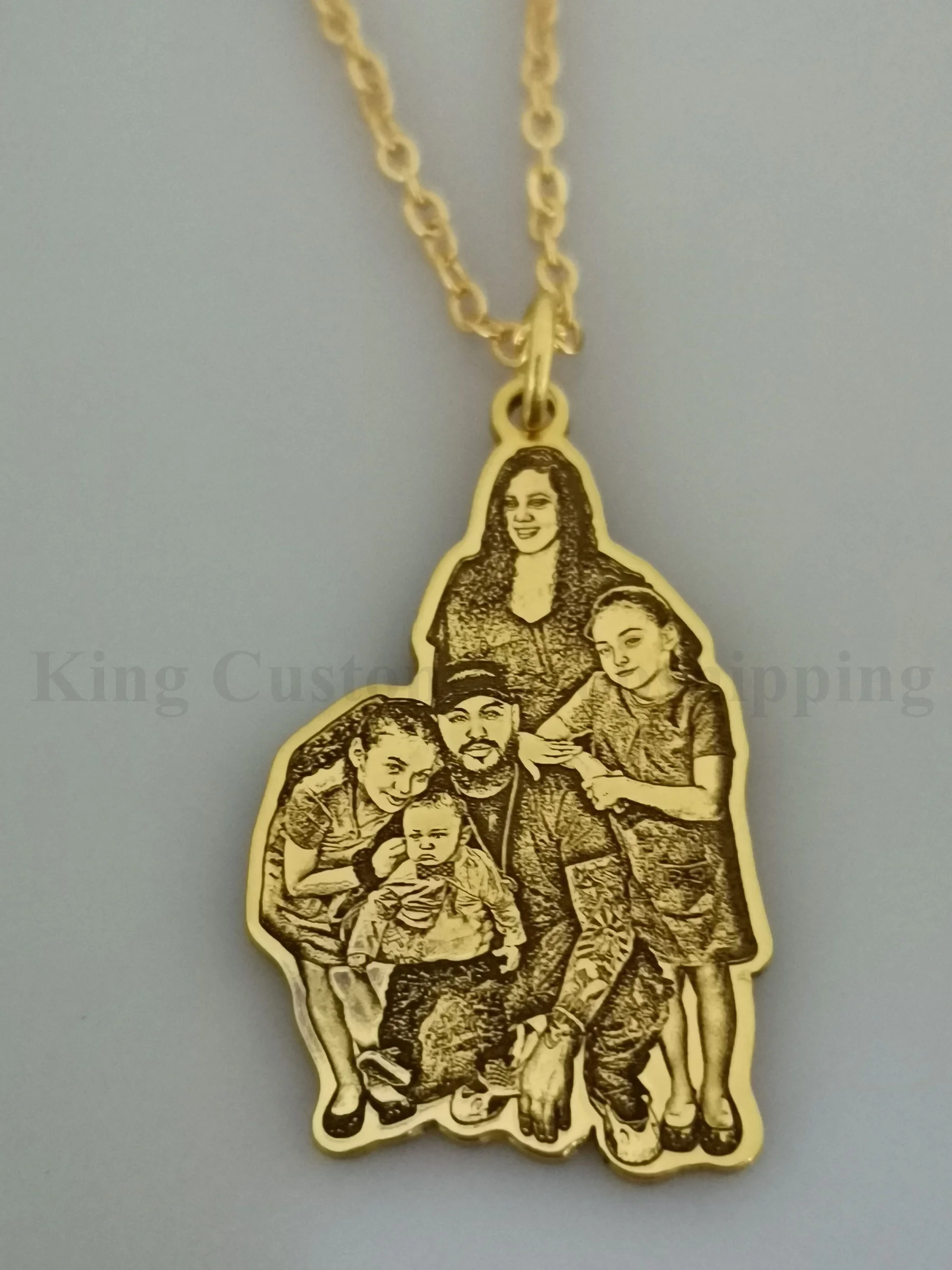 يمكن نقش قلادات صور العائلة المخصصة مع التواريخ والأسماء ، وتعطى هدايا المناسبات للعائلة والأصدقاء الطيبين.