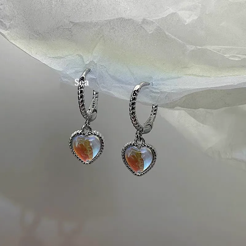 

Серьги из чистого серебра 925 пробы с подвеской в виде сердца из лунного камня. Модные уникальные изысканные элегантные женские серьги в простом стиле.