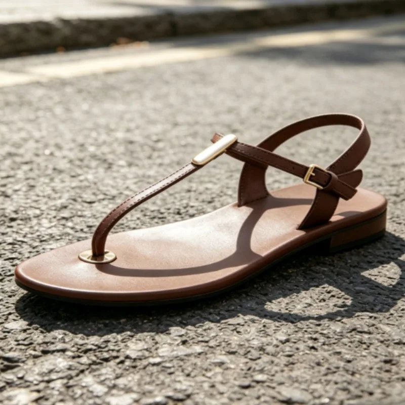 

Novelty Brown T-Strap Flat Sandals Women Fashion Street Style Clip Toe Slippers for Ladies Luxury Metal Detail Designer Shoes