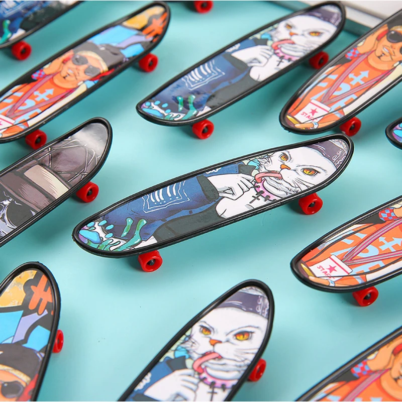 Cartoon Finger Skateboard Toy, Mini Brinquedos de Plástico, Fun Desktop, Brinquedos Infantis Pequenos, Presente de Festa de Aniversário Festivo, Crianças, 10Pcs