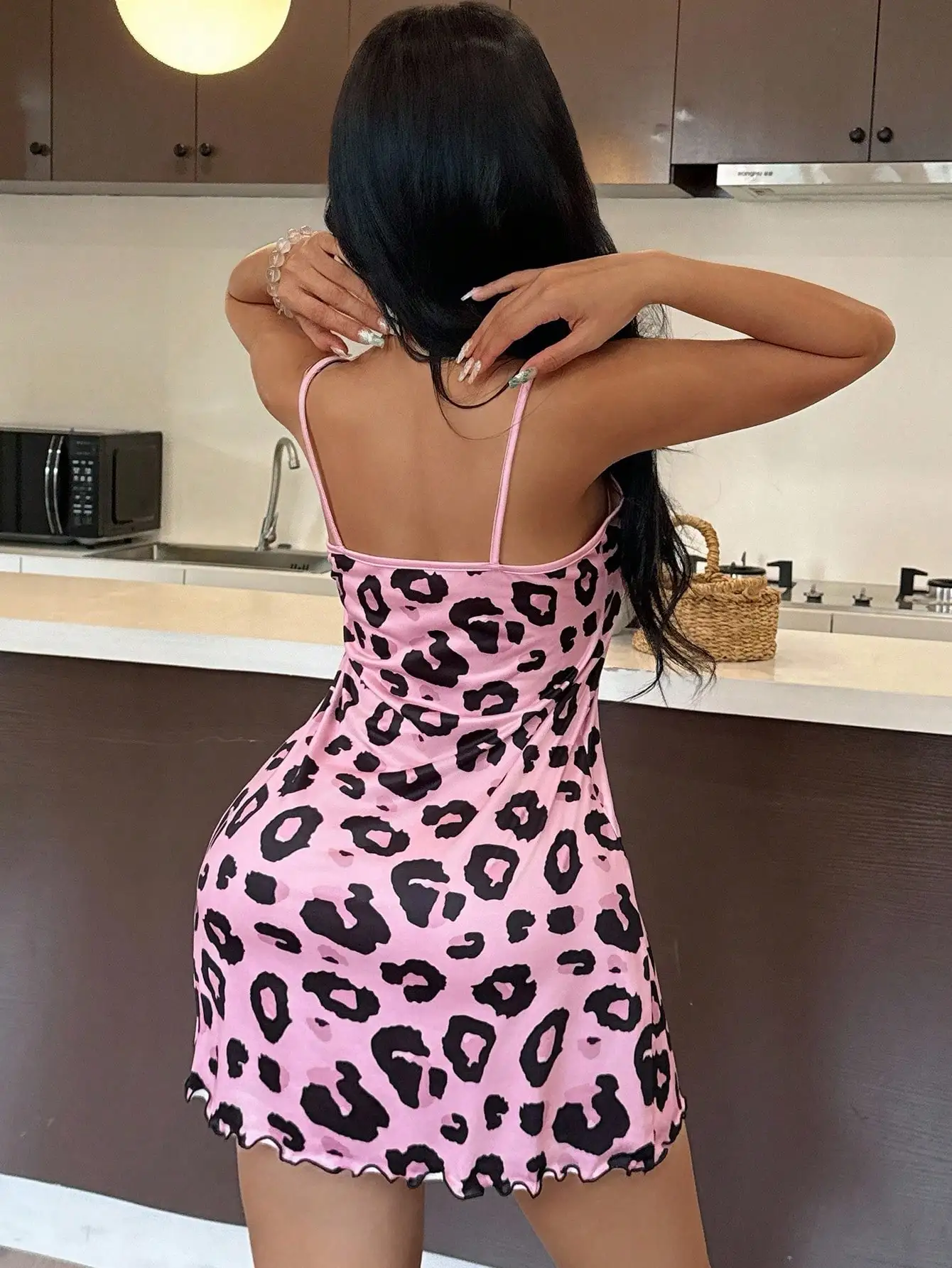 

Розовая мини-ночная сорочка с V-образным вырезом, леопардовым принтом и бантом