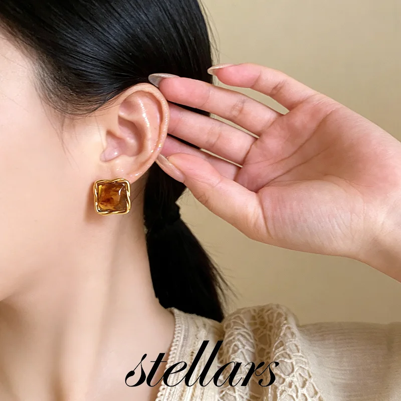 

Mallard Geometric Resin Earrings Gold And Brown Irregular Square Elegant Light Luxury Fashionable Studs High-End Jewelry