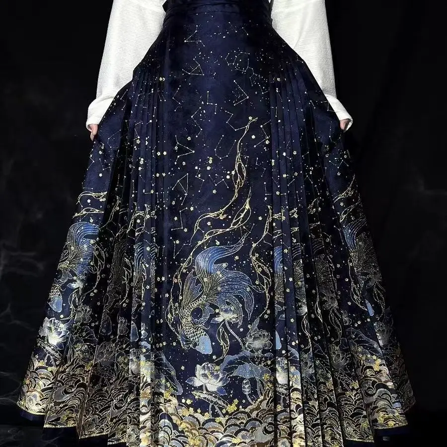 ‌ تنورة وجه حصان هانفو على الطراز الصيني الجديد - تنورة ما ميان من سلالة مينغ مع زي تقليدي مطرز بالذهب للنساء