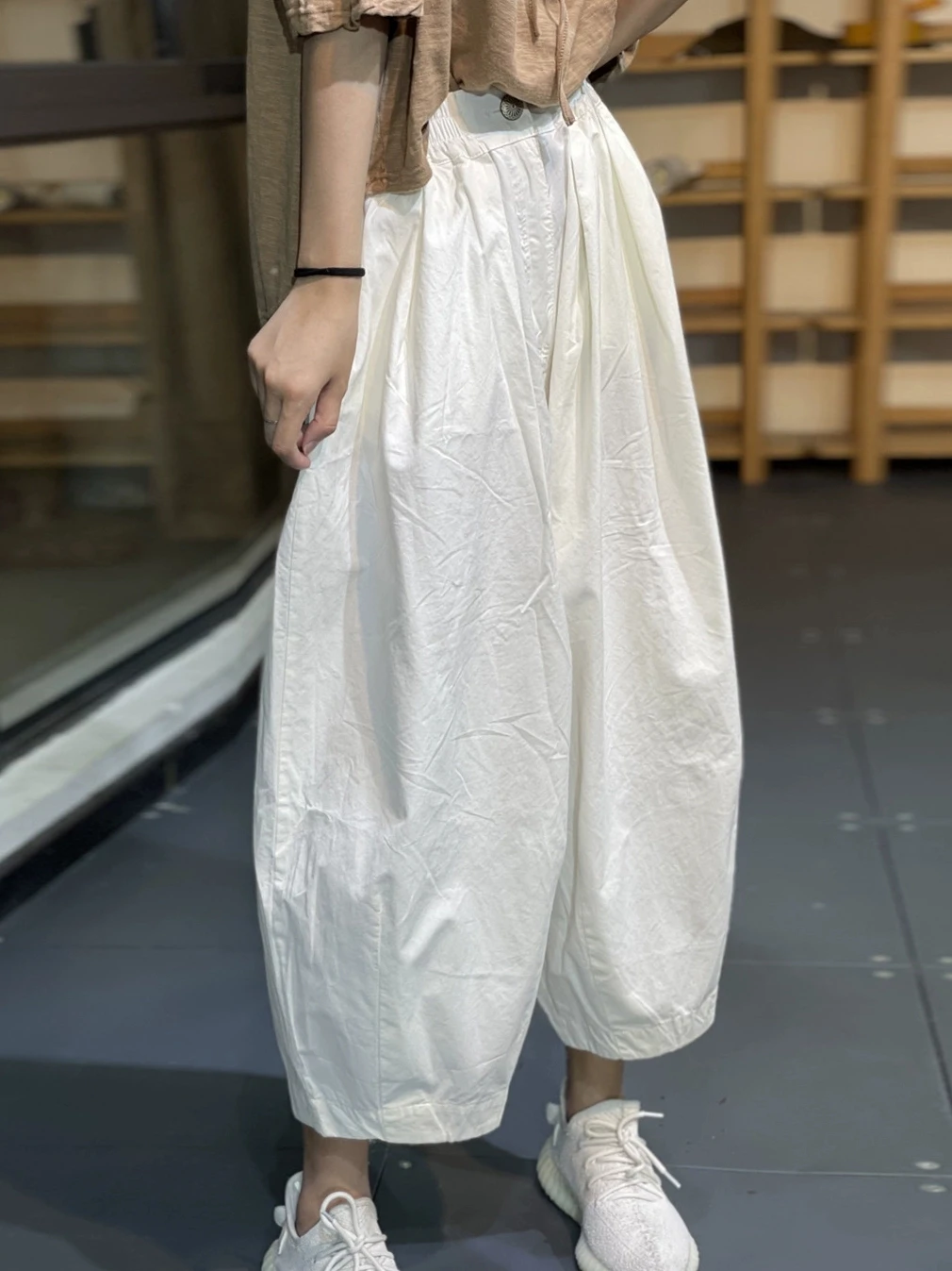 

Ретро Гонконг Sle Повседневные девятисекционные брюки женские летние новые свободные большие размеры персональные антивозрастные брюки с широкими штанинами...