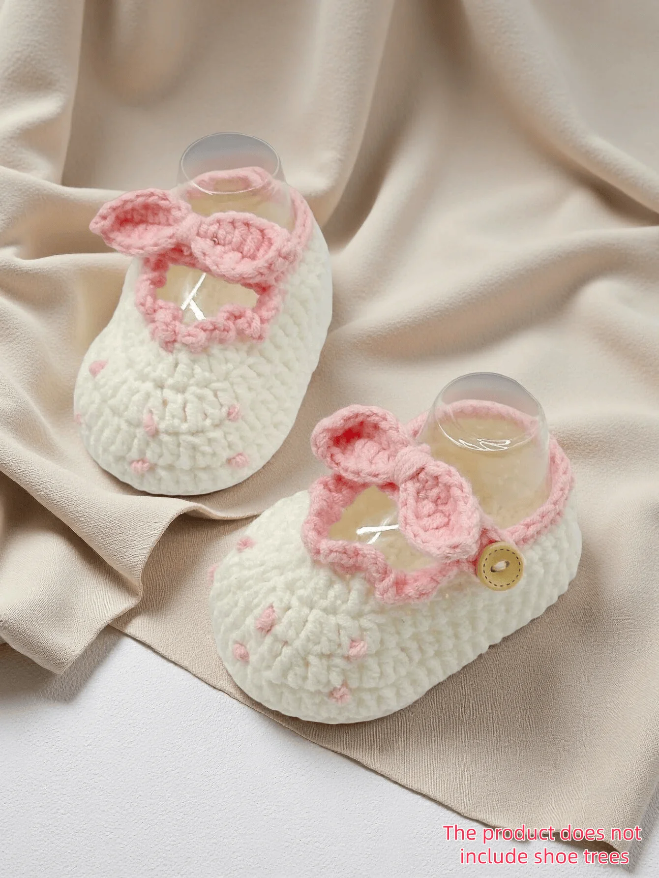 1 Paar handgefertigte gehäkelte Babyschuhe für Mädchen, weiß mit roter Schleife und Punkten, gestrickte Säuglingsschuhe – Detail 2