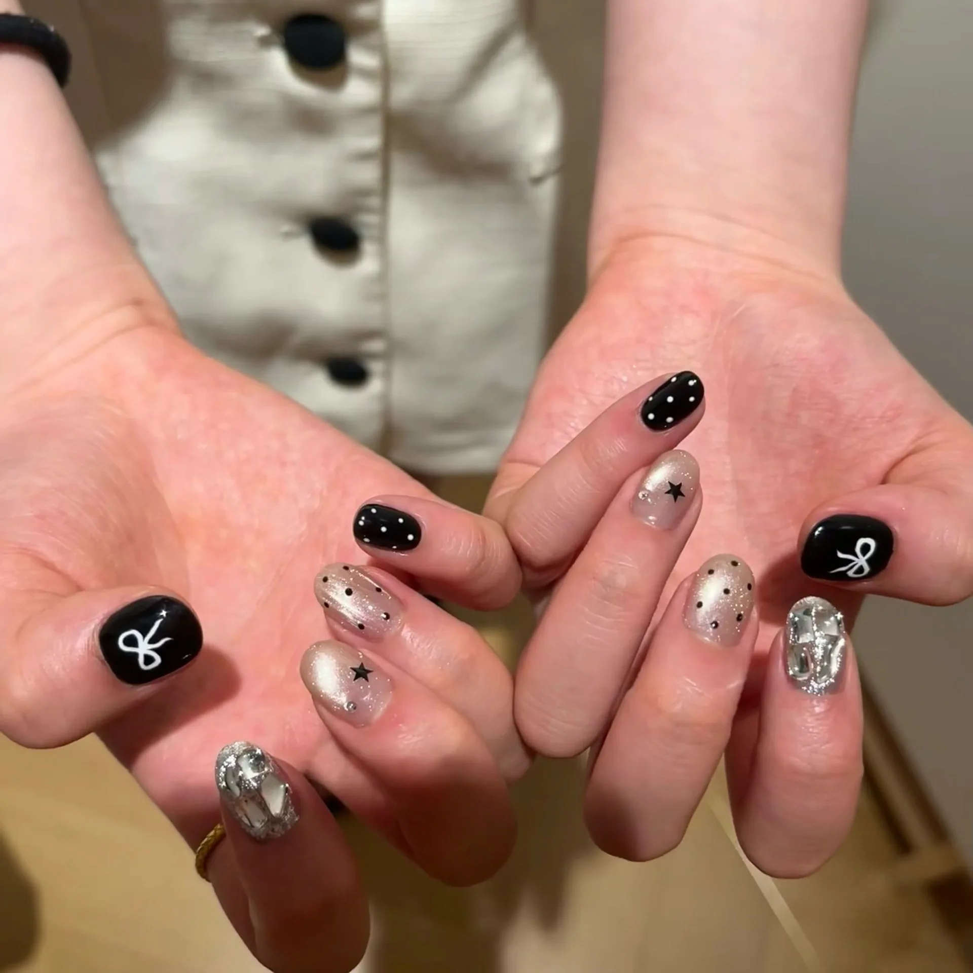 

10Pcs Handmade Short Press On Nails Shiny Cat Eye Bow Rhinestone Design Sweet Cool Fake Nail Wearable Y2K Black Nails Art Tips