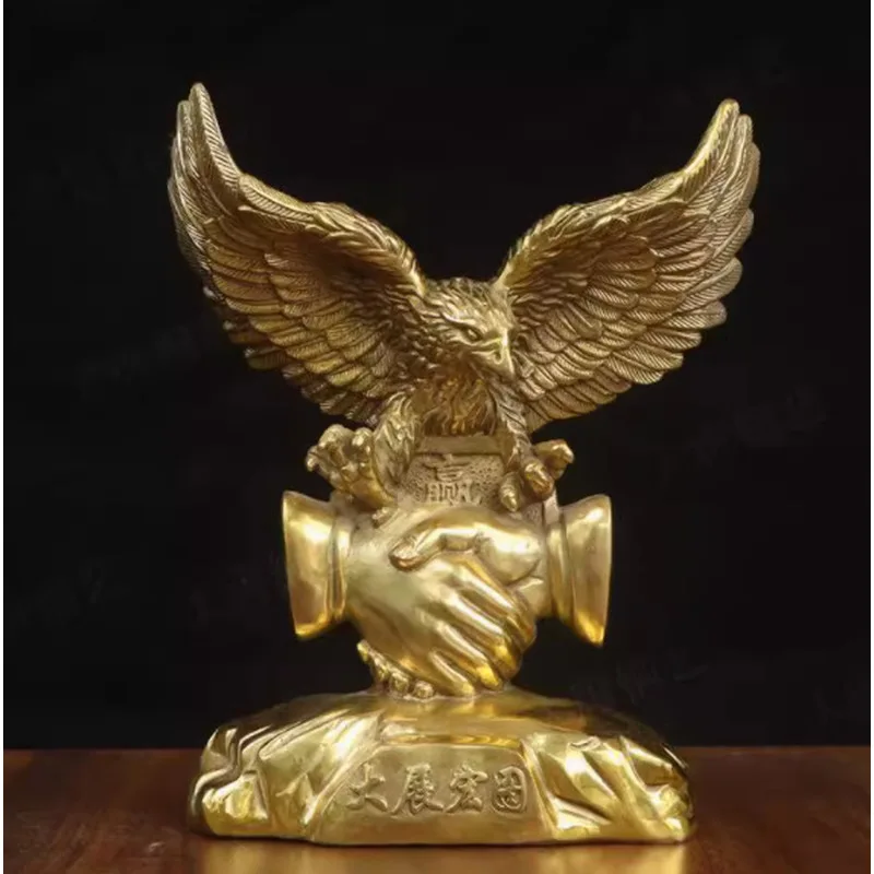 Statue avec ailes, décoration d'intérieur, ornement artisanal en laiton symbolisant une grande ambition, aigle tenant un ornement dans la main