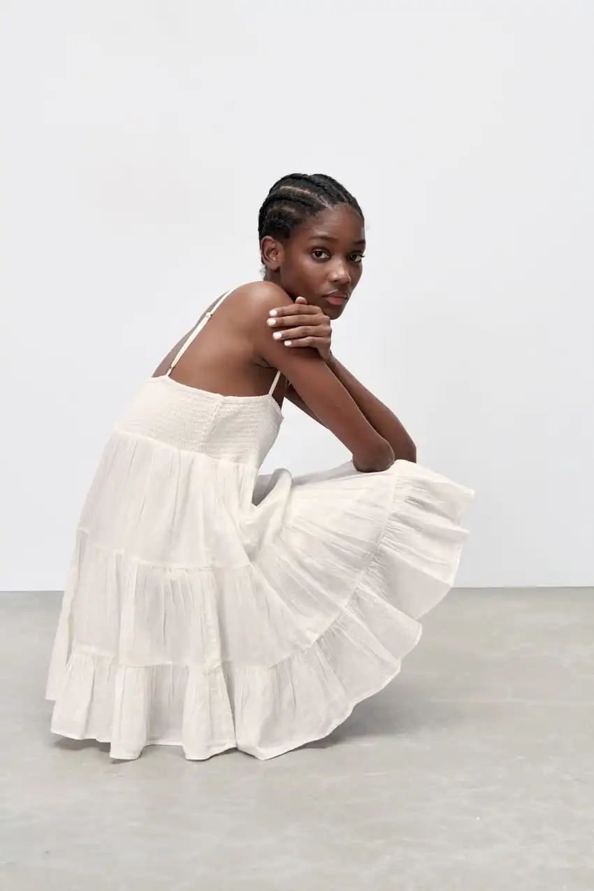 Vestido curto branco de primavera com novo design em camadas, decote ter, acabamento em renda, cintura alta e corte em A p...