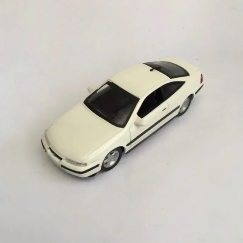 1:43 Scale 1995 Opel Calibraโลหะผสมกีฬารถ-ไม่มีสีกล่องเด็กผู้ใหญ่คอลเลกชันตกแต่งของขวัญของเล่นจอแสดงผลแบบคงที่