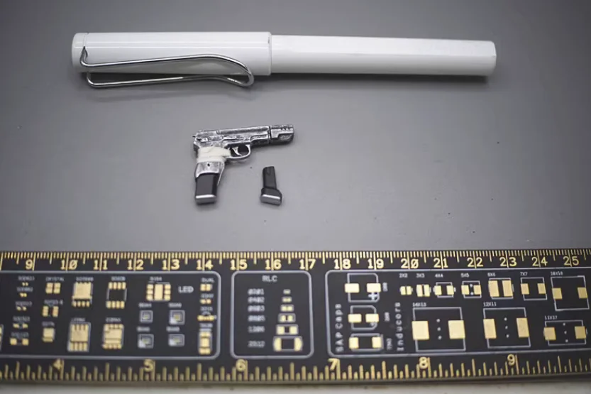 

SWTOYS FS045 1/6 Soldier Pistol n for 12'' NTERS' Daughter Action Figure