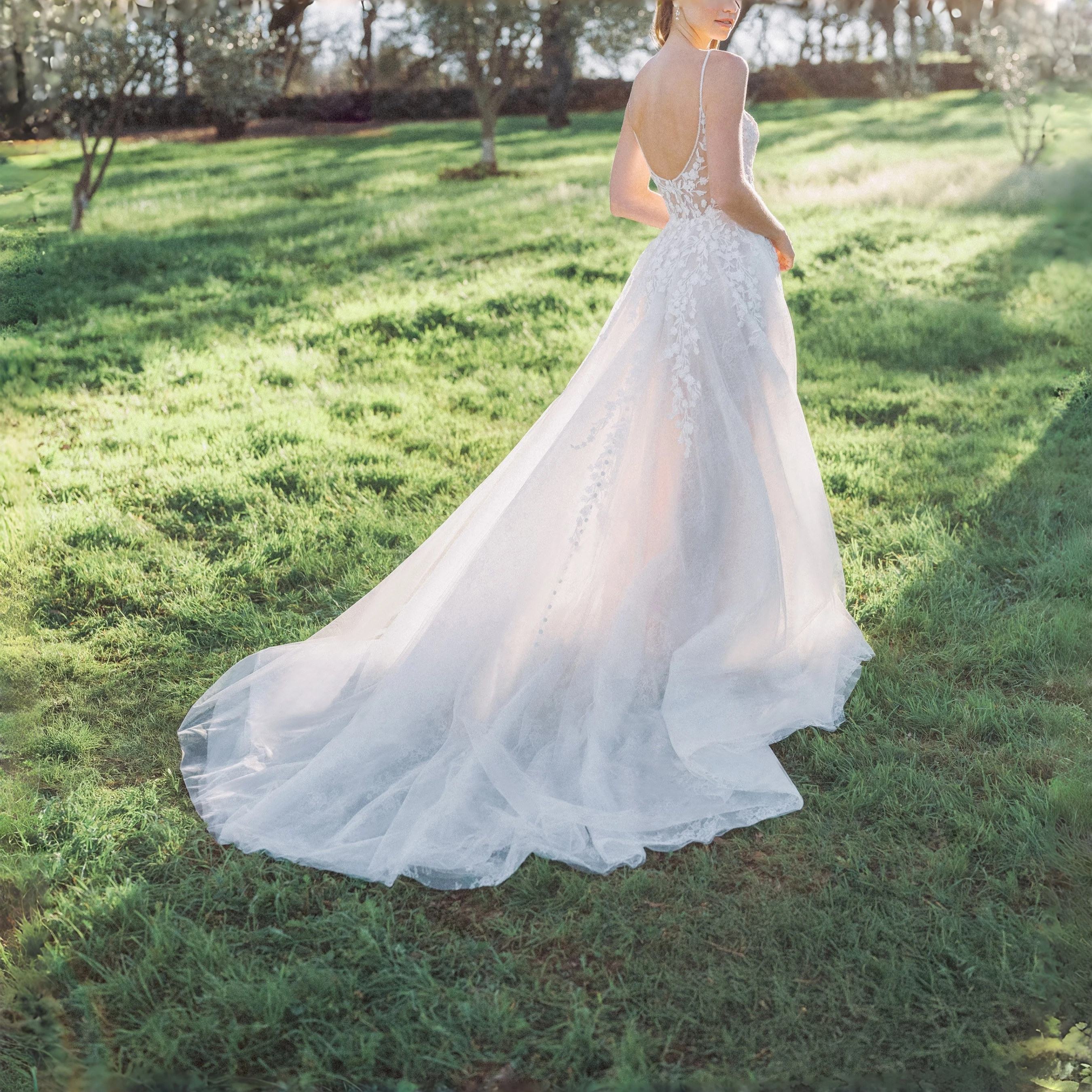 

Pastrol Spaghetti Strap Wedding Dresses Plus Size V Neck Bride Gowns Lace Applique Beads Sweep Train A-Line Tulle Robe De Mariee