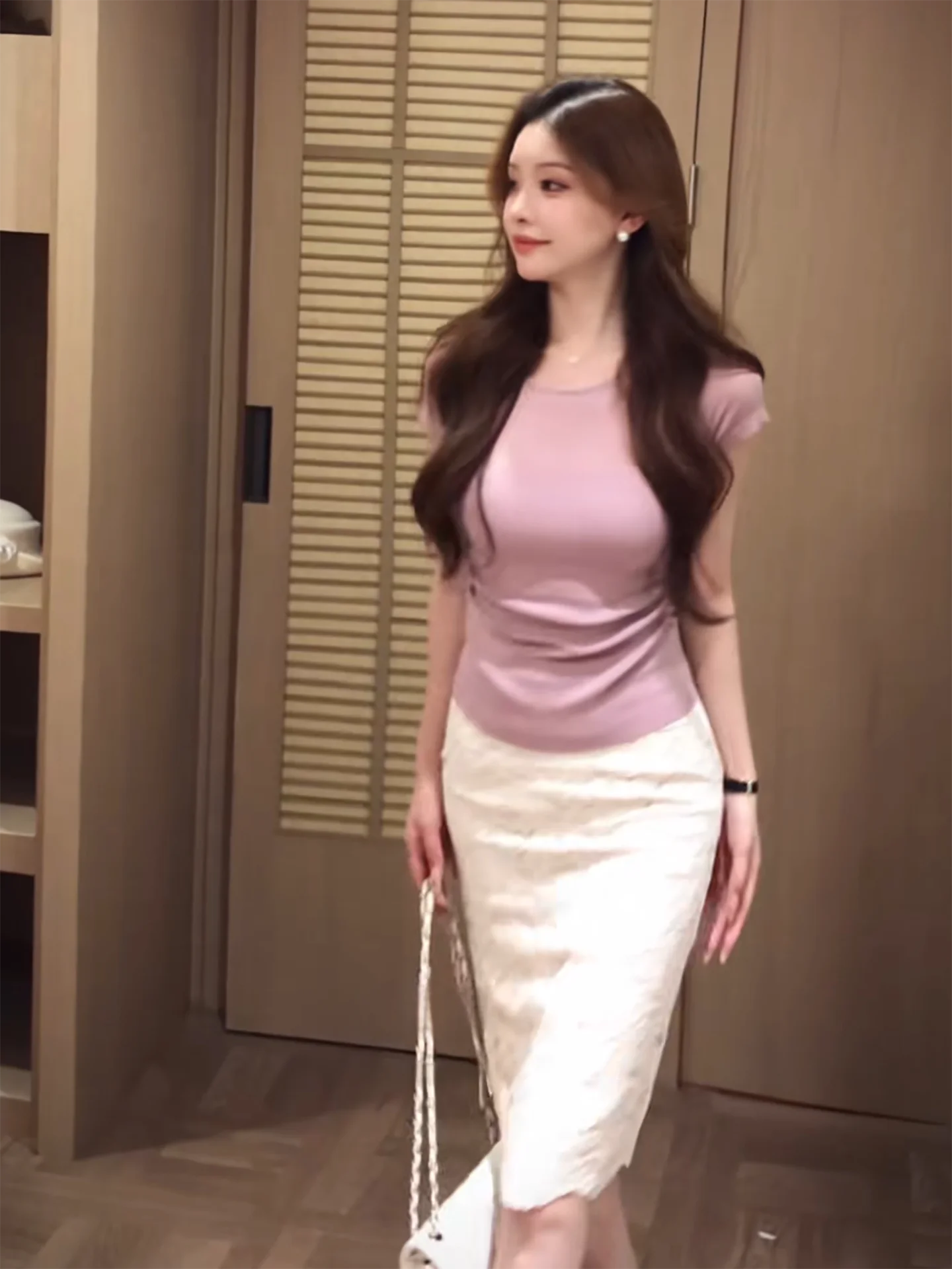 

Корейский стильный комплект из футболки с коротким рукавом и юбки с высокой талией и кружевом, женский модный комплект для стройности, высококачественный набор.