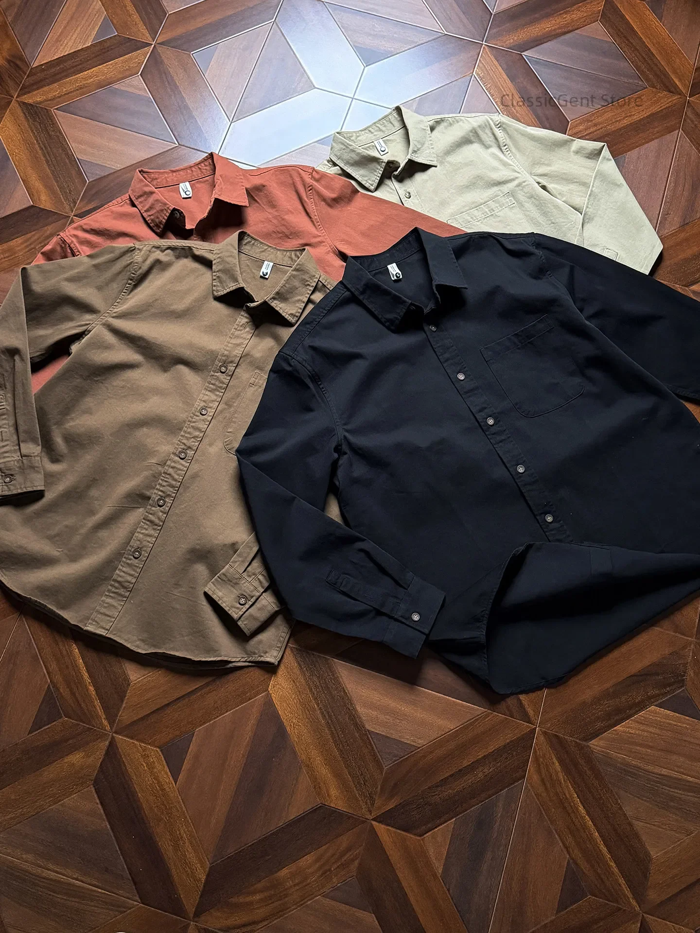 

The new basic color does not pick the body, stacked in spring and autumn, single wear, loose pure cotton lapel tooling shirt