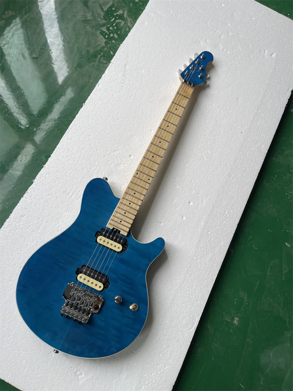 Blaue E-Gitarre mit 6 Saiten, Flammenahorn-Decke, Chrom-Hardware, individueller Service verfügbar