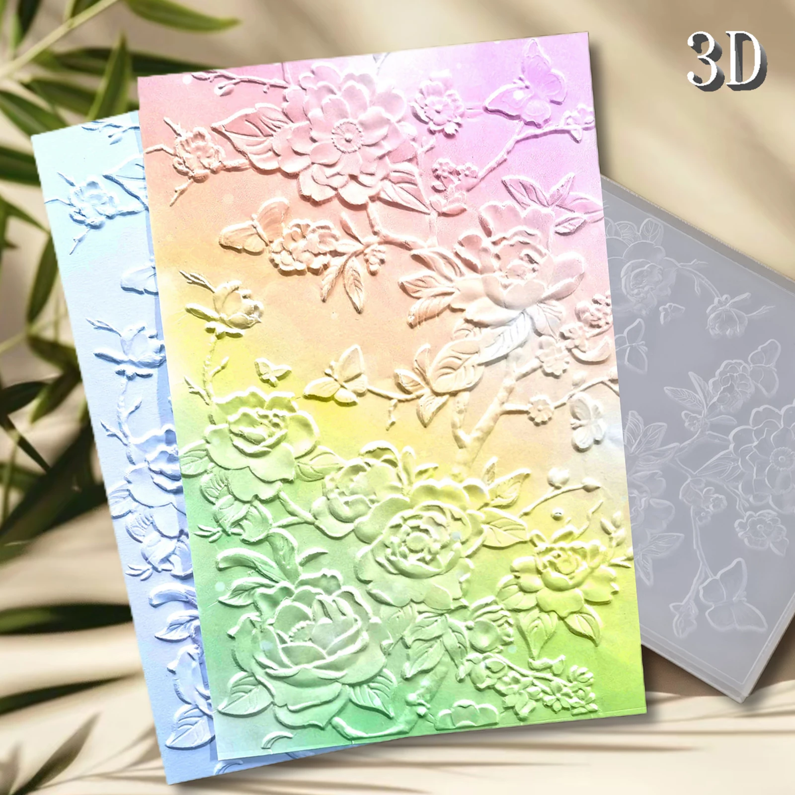 Ein 3D-geprägter Ordner mit floralen Texturelementen, die für die serene Schönheit von Blumen und Schmetterlingen entworfen wurden, mit einem Transpa