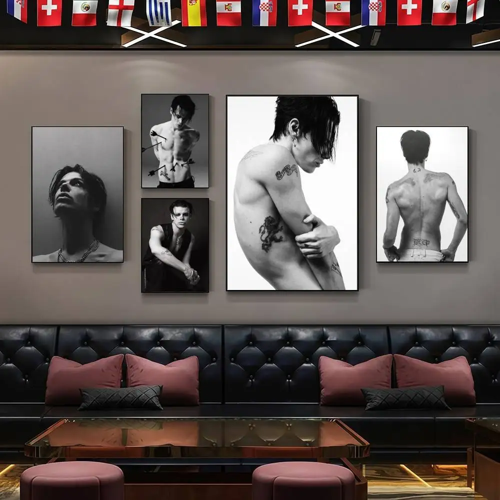 Pegatina de póster elegante y sofisticada del cantante YUNGBLUD Idols, perfecta para salas de estar, dormitorios, pasillos, pubs y bistrós.