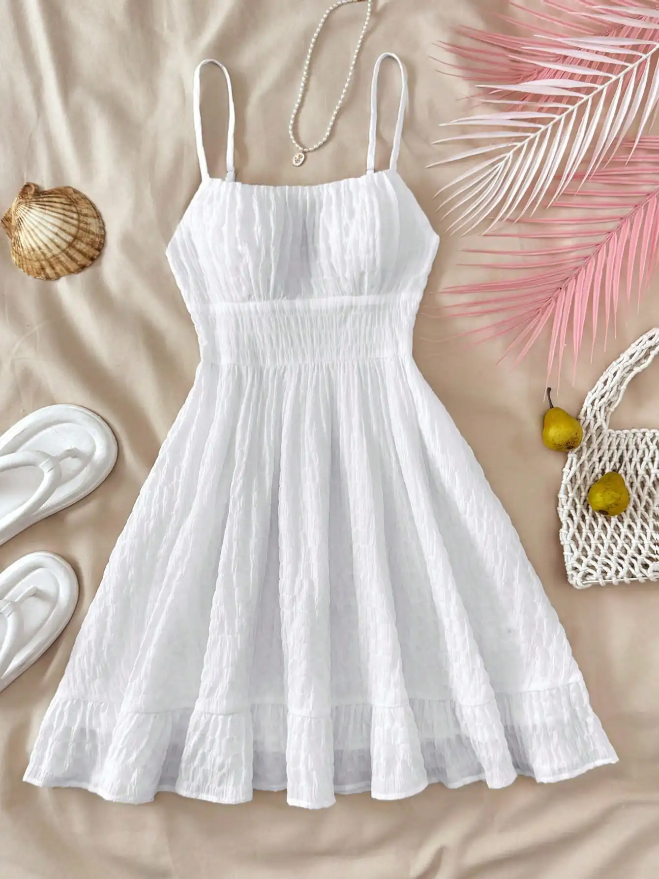 

Белое платье без рукавов с присборенной талией и оборками по низу для летнего пляжного отдыха