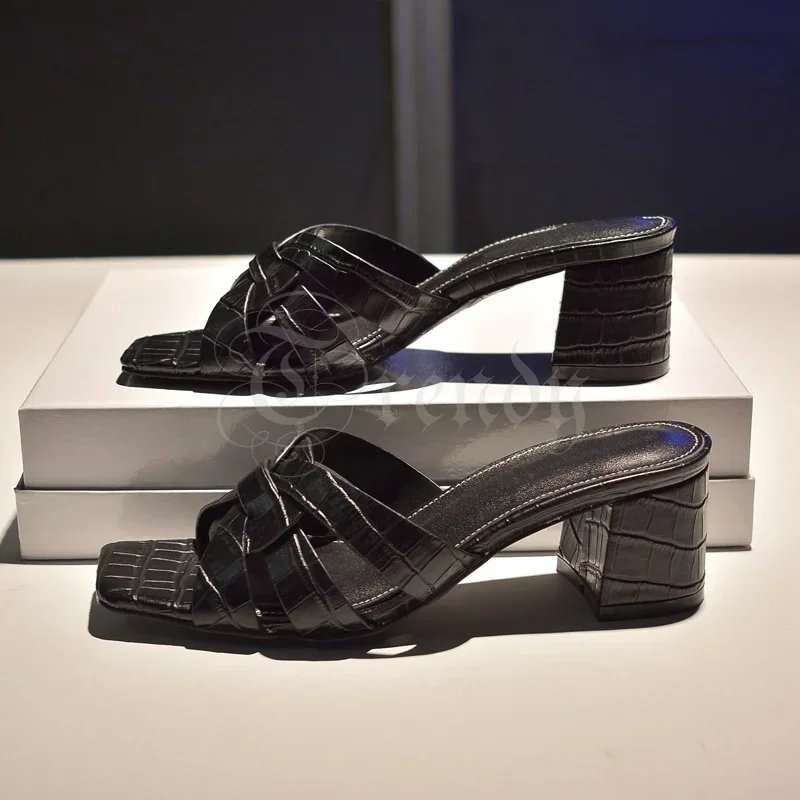 Sandalias de cuero rojo con diseño cruzado trenzado, zapatillas sexis de tacón bajo y grueso con punta cuadrada, zapato de moda informal dorado y negro abierto