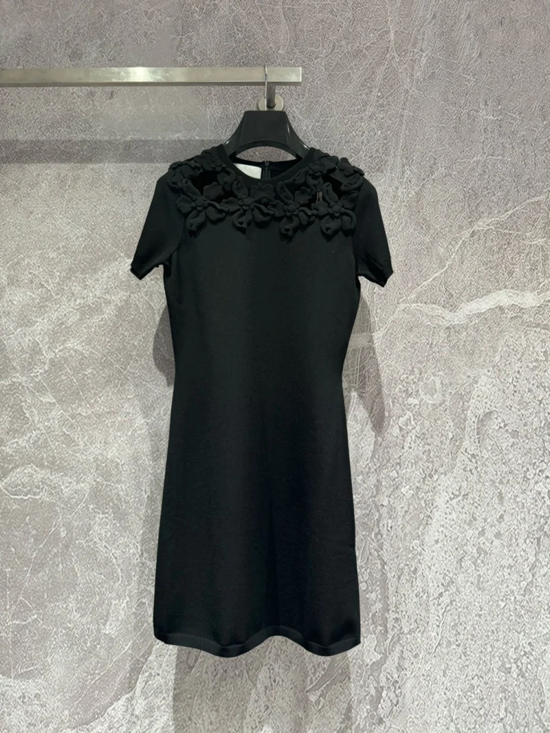 Mingyuan Ms. Fan's dress is fashionable, elegant, and sweet, with a nail flower knit small black skirt and a letter A