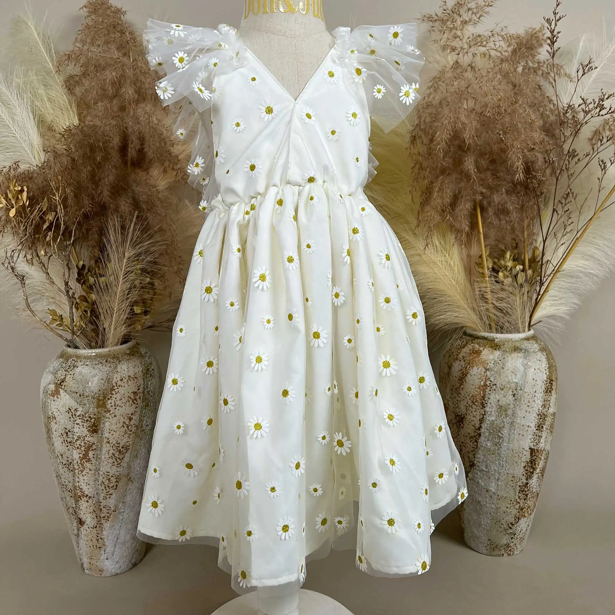 robe-de-soiree-en-tulle-ivoire-a-imprime-marguerites-et-col-en-v-pour-tout-petits-don-judy-ideale-pour-seance-photo-bebe-combinaison-de-petite-princesse-pour-seance-photo