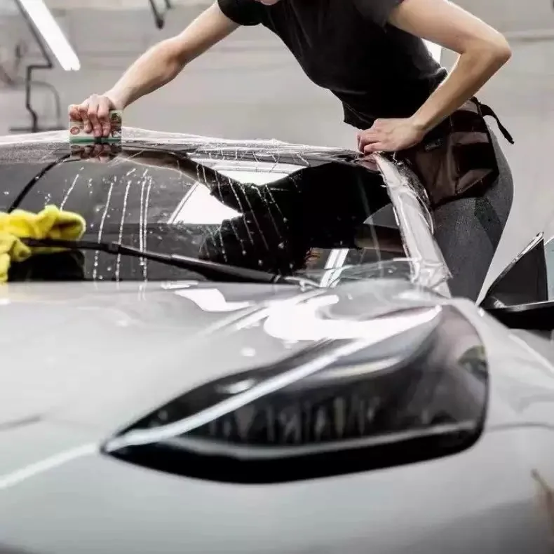 Folia ochronna na szybę przednią Premium TPU, odporna na zarysowania, kuloodporna, na szyberdach, odporna na lód, wysoce hydrofobowa, przezroczysta folia PPF na szybę przednią.
