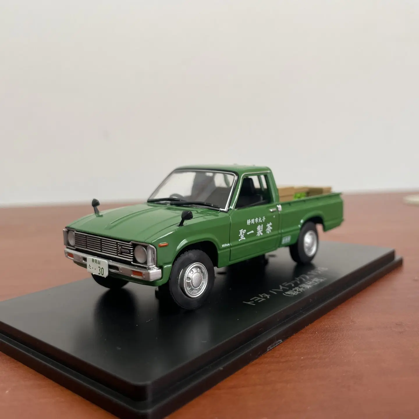 hachette-modele-de-voiture-miniature-toyota-hilux-1978-pickup-en-alliage-moule-sous-pression-a-l'echelle-1-43-collection-classiques-nostalgie-cadeau-pour-adulte-souvenir-presentation-statique