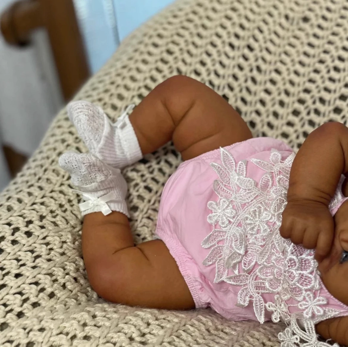 Bambola rinata di pesche da 19 pollici – Ciglia artigianali con corpo ponderato realistico, tonalità profonda della pelle |   Regalo da collezione realistico per bambini