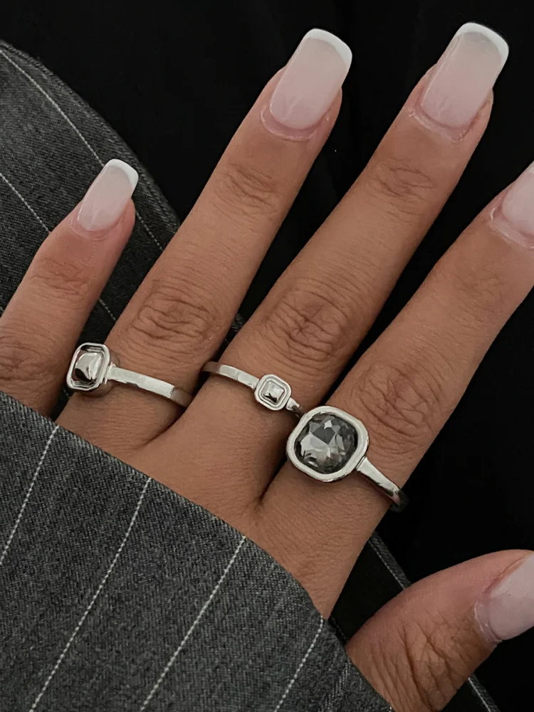 

Faionable Acrylic Diamond Geometric Metal Square Ring Set Ele Design Sensation Ladies Rings for Daily Wear And Ocns